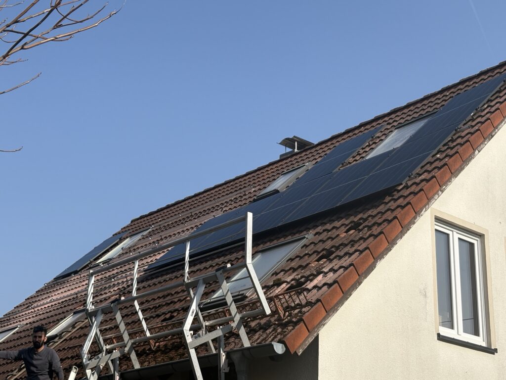 Montagearbeiten auf einem Hausdach für eine Photovoltaikanlage – Vorbereitung der Dachbefestigung für Solarmodule