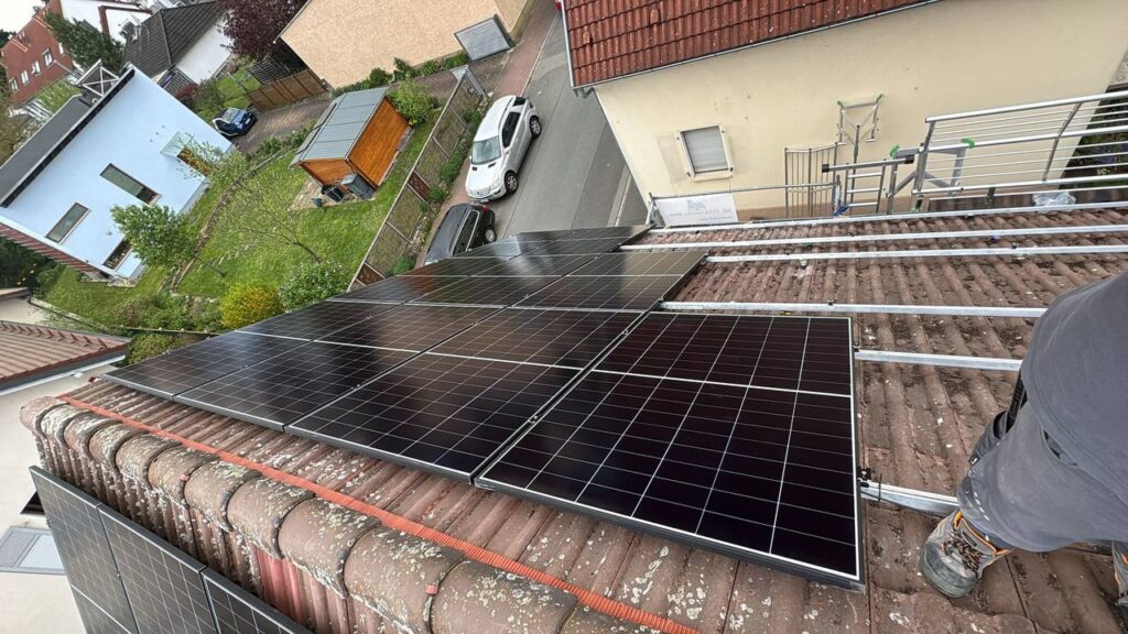 Solarmodule auf Hausdach – Photovoltaik-Leistung
