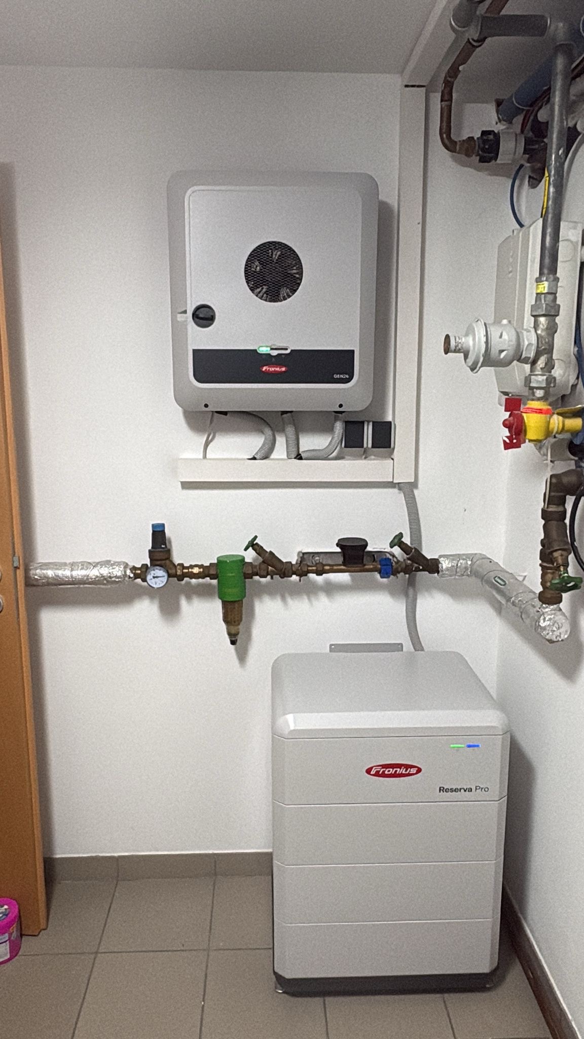 Photovoltaik-Wechselrichter und Batteriespeicher im Keller installiert – effiziente Energiespeicherlösung für Wohngebäude.